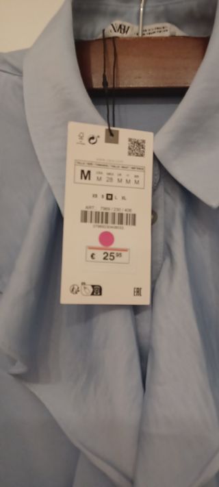 Camisa Zara azul con volantes con etiqueta