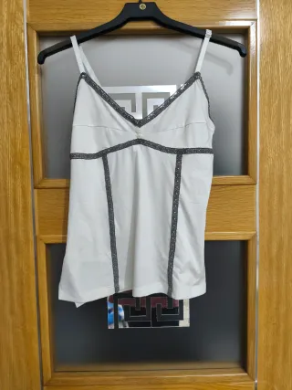 Top blanco con detalles