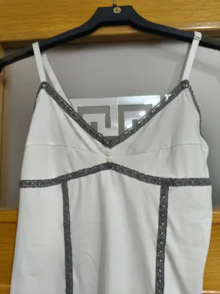 Top blanco con detalles