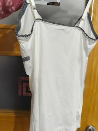 Top blanco con detalles