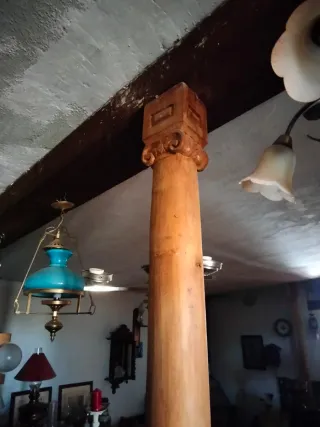 Columna de madera tallada de roble maciza