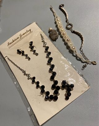 Lote de bisutería: collar, pendientes y pulsera