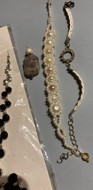 Lote de bisutería: collar, pendientes y pulsera