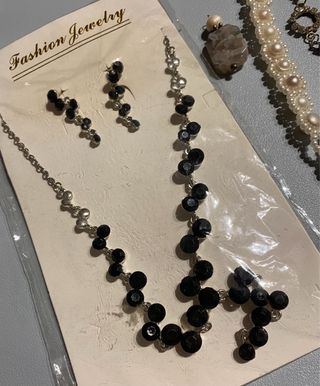 Lote de bisutería: collar, pendientes y pulsera