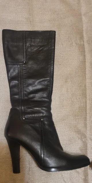 Botas altas negras con detalles de  tachuelas