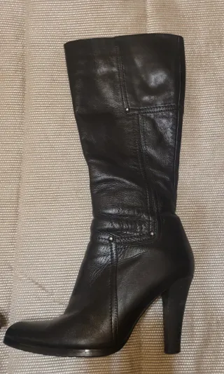 Botas altas negras con detalles de  tachuelas