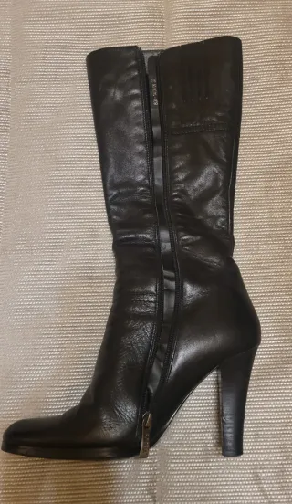 Botas altas negras con detalles de  tachuelas