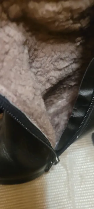 Botas altas negras con detalles de  tachuelas