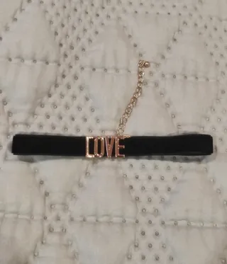Colar choker preto com pingente LOVE dourado
