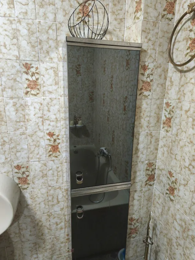 Mueble de baño con espejo plateado