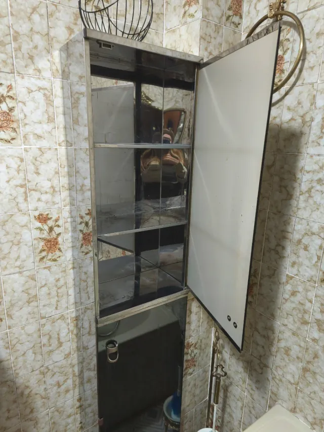 Mueble de baño con espejo plateado