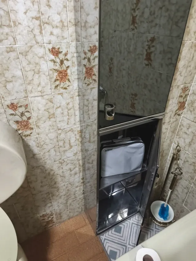 Mueble de baño con espejo plateado