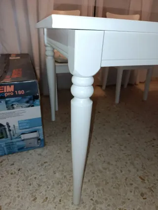 Mesa de comedor blanca de madera