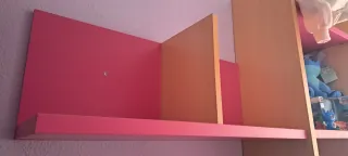 Estanterías modulares de madera rosa y beige