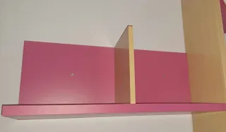 Estanterías modulares de madera rosa y beige