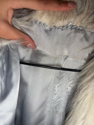 Abrigo pelo sintético gris y blanco