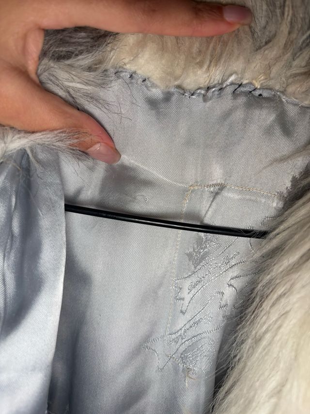 Abrigo pelo sintético gris y blanco