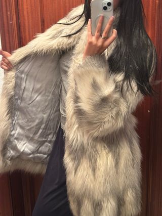 Abrigo pelo sintético gris y blanco