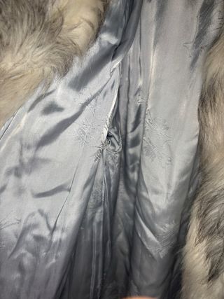 Abrigo pelo sintético gris y blanco