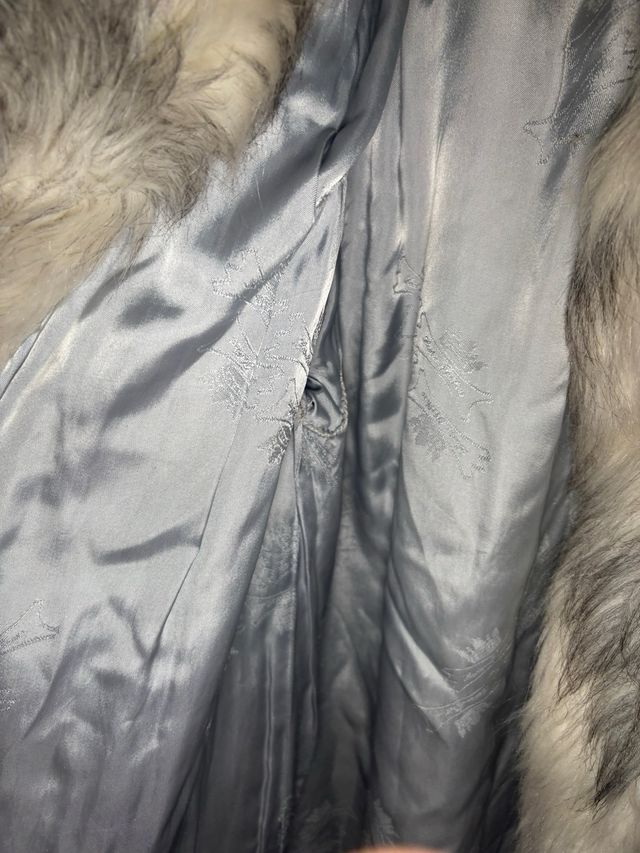 Abrigo pelo sintético gris y blanco