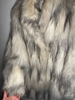 Abrigo pelo sintético gris y blanco