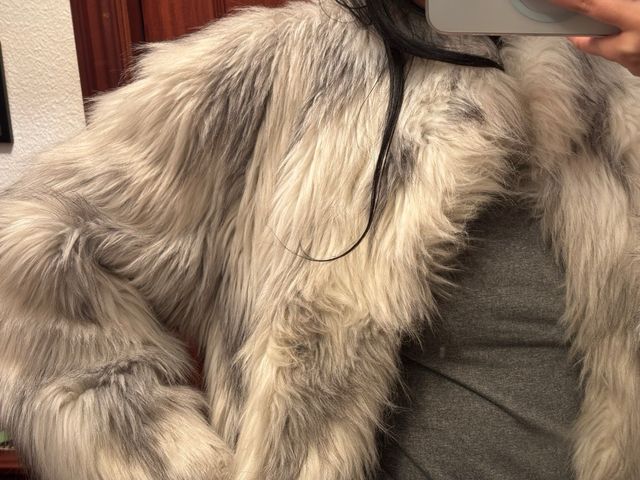 Abrigo pelo sintético gris y blanco