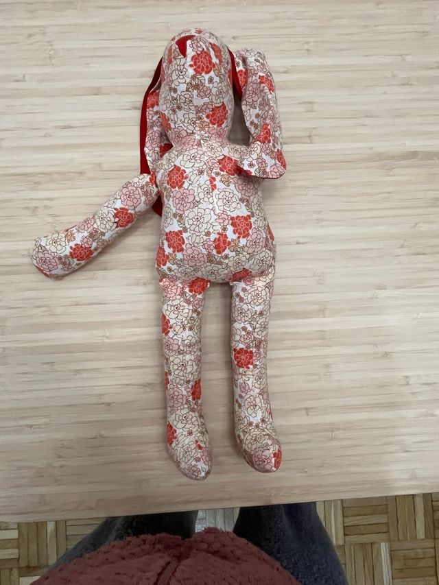 Conejito de peluche con flores.