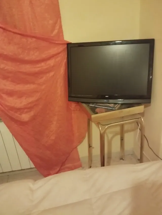 Televisor Negro para ponerla en la pared o en una