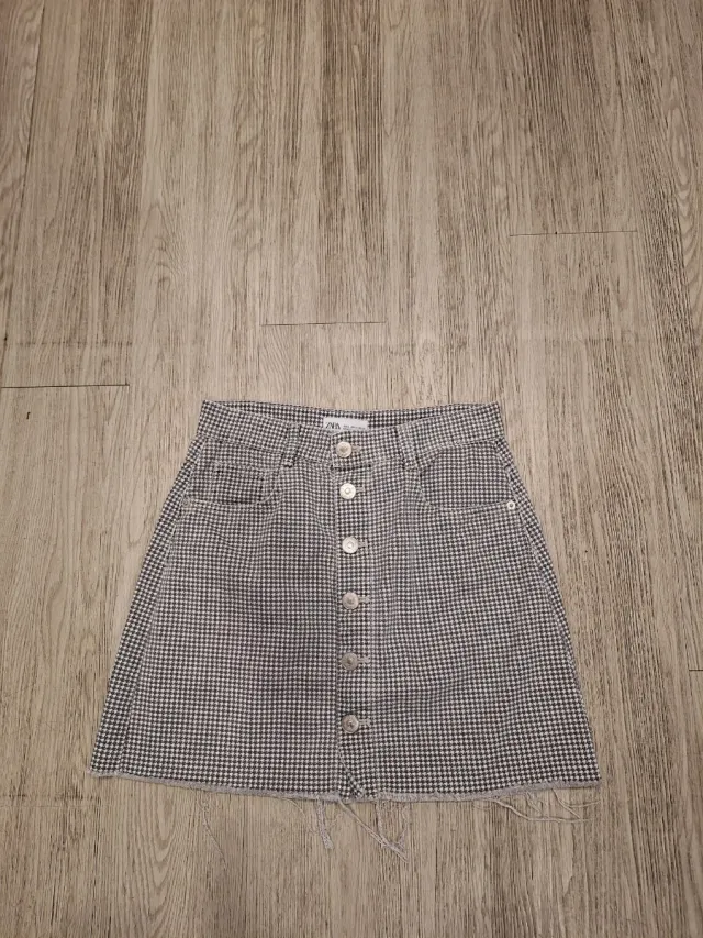 Minifalda Zara gris y blanco