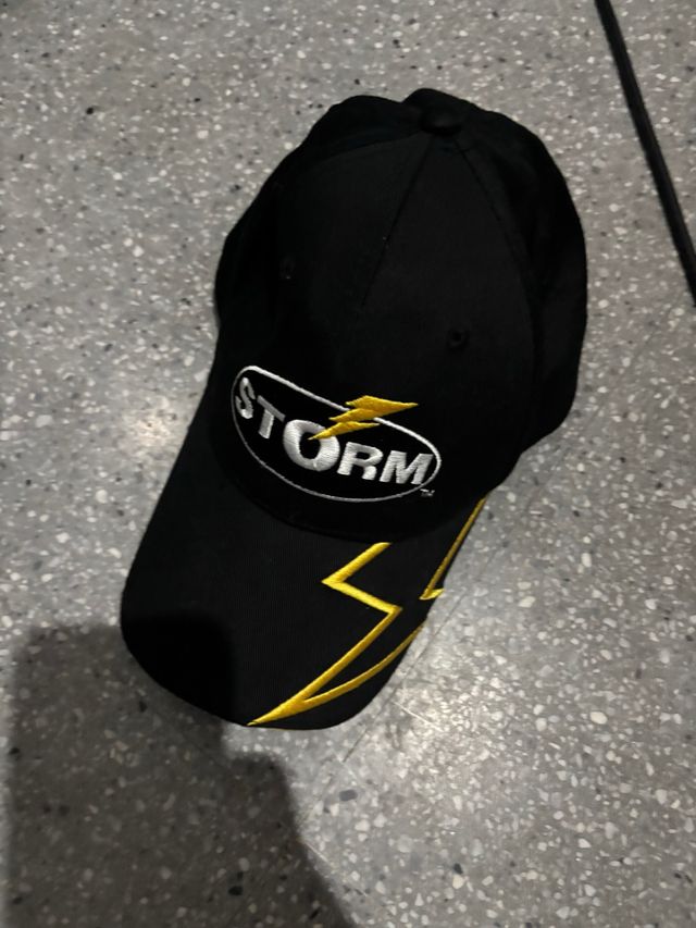 Gorra de pesca Negra STORM con Rayos Amarillos