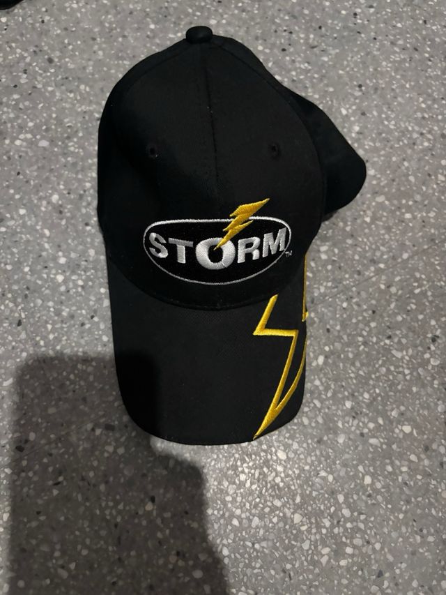 Gorra de pesca Negra STORM con Rayos Amarillos
