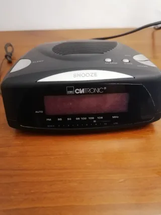 Radio Despertador Clatronic.