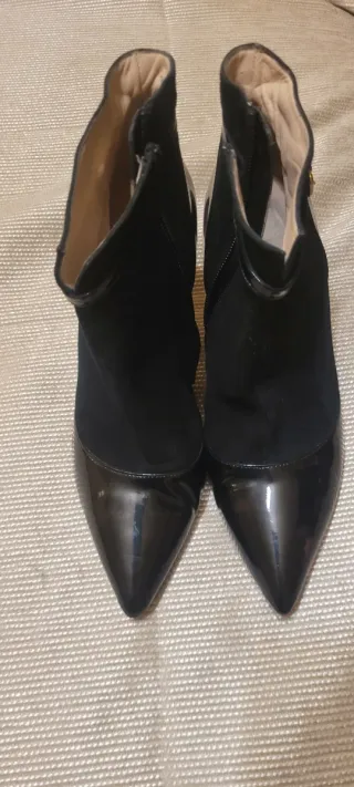 Botines piel y charol negros marca Gloria Ortiz