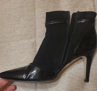Botines piel y charol negros marca Gloria Ortiz