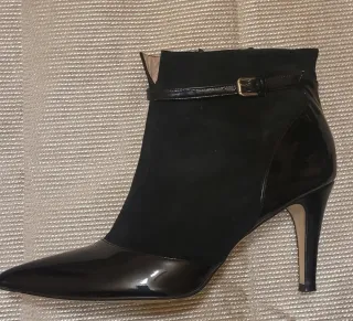 Botines piel y charol negros marca Gloria Ortiz