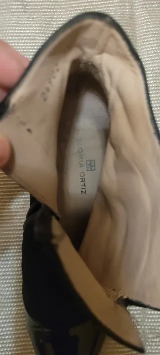 Botines piel y charol negros marca Gloria Ortiz