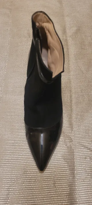 Botines piel y charol negros marca Gloria Ortiz