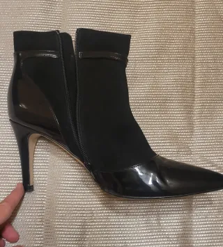 Botines piel y charol negros marca Gloria Ortiz