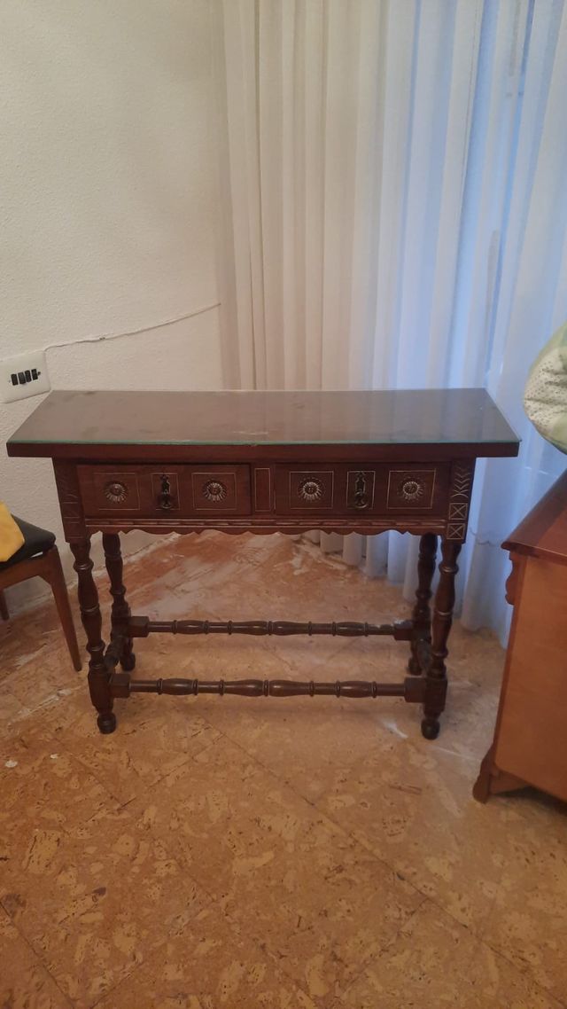 MESA DE MADERA CON TALLADOS