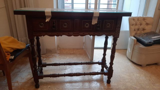 MESA DE MADERA CON TALLADOS