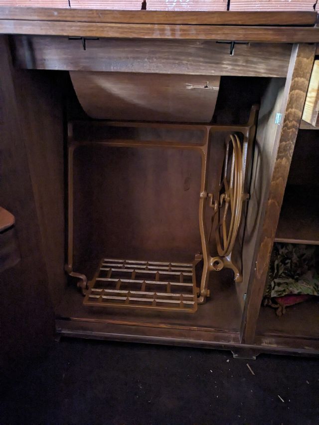 MUEBLE CASTELLANO PARA MAQUINA DE COSER