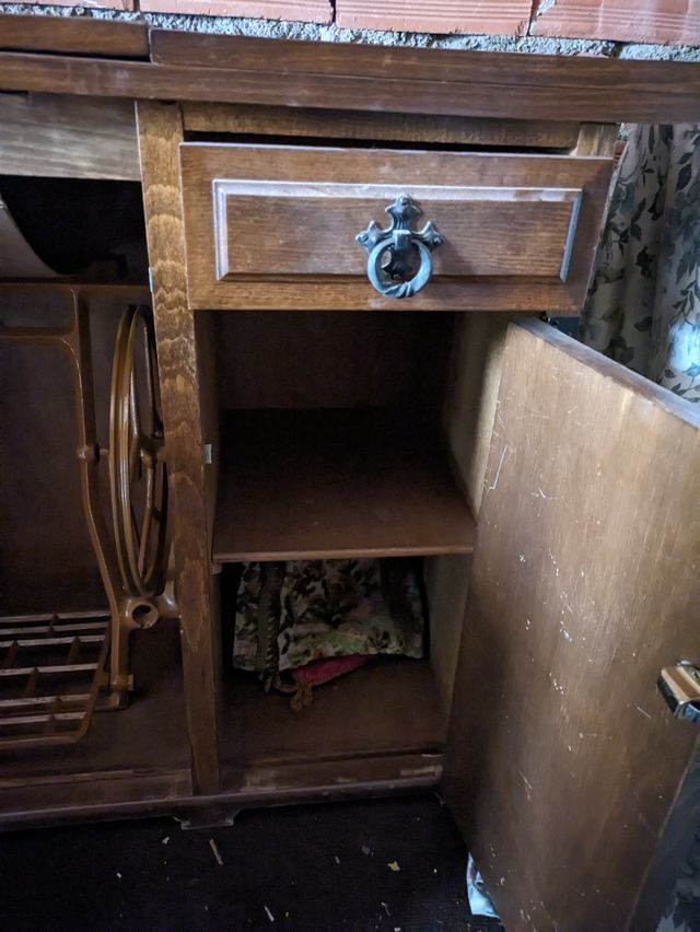 MUEBLE CASTELLANO PARA MAQUINA DE COSER