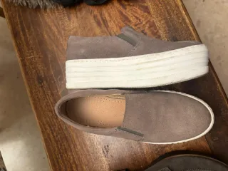 Zapatos grises de ante