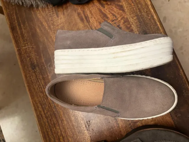 Zapatos grises de ante