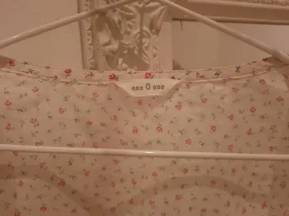 Blusa Eseoese floral manga corta