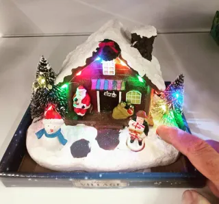 Scena Natalizia Villaggio Magico con Luci e Musica