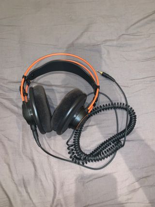 Cascos AKG K712 Mezcla Negro Naranja