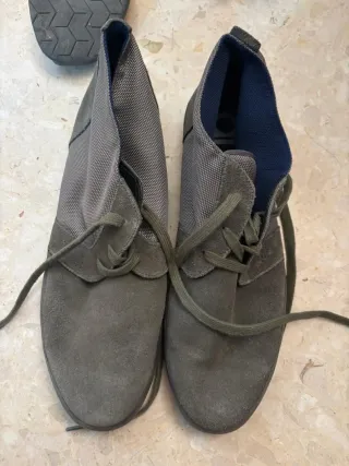 Zapatos grises y verdes