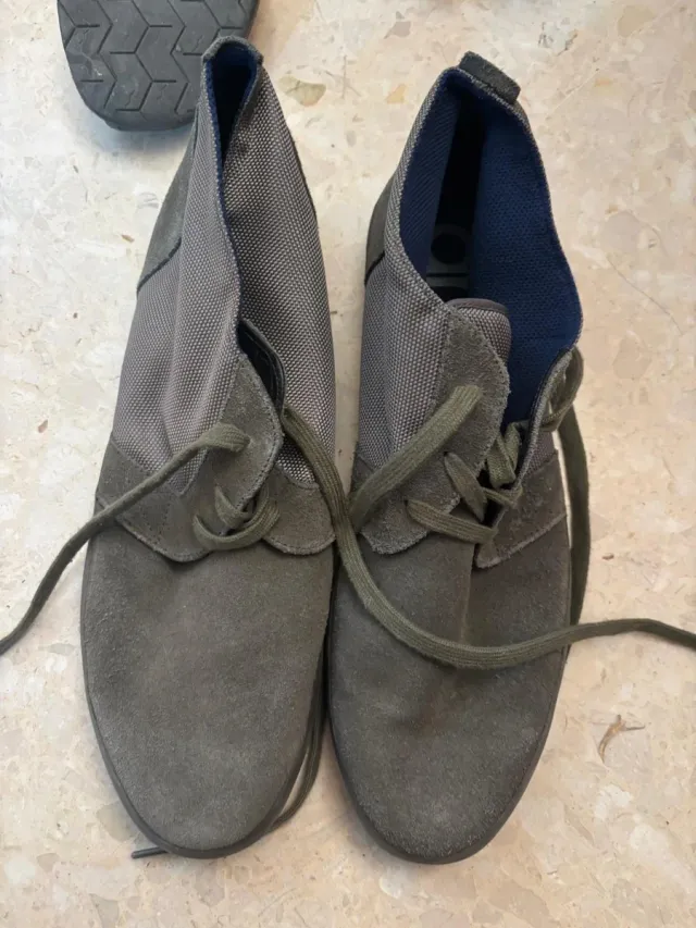 Zapatos grises y verdes