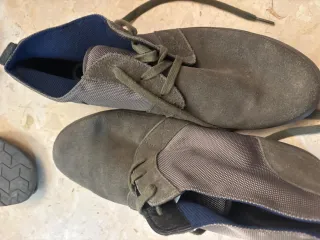 Zapatos grises y verdes